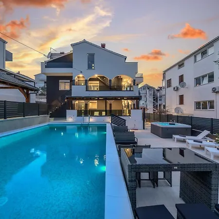 Diamond Apartment *